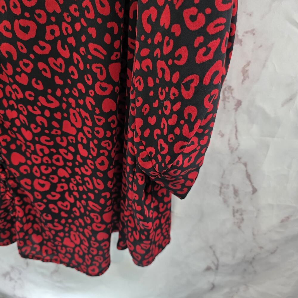 Torrid Shirt Womens 5 5X Red Black Blouse Heart Button Up Harper Leopard Cheetah - Picture 4 of 13